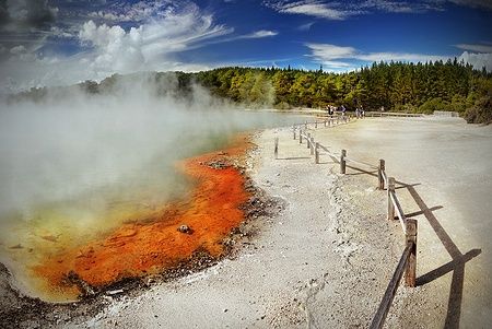 Lago vulcanico a Rotorua, con vapore e colori vibranti, Nuova Zelanda.