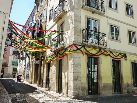 Strade decorate del Bairro Alto a Lisbona per le feste popolari.