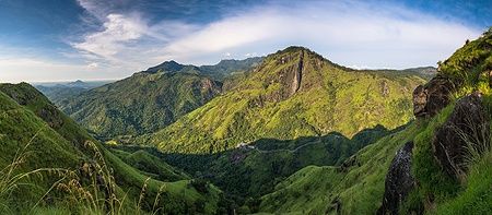 Panoramica di Little Adam's Peak a Ella, Sri Lanka, con colline verdi e cielo azzurro.