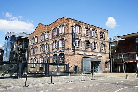 Esterno del Manchester Museum of Science and Industry in una giornata soleggiata.