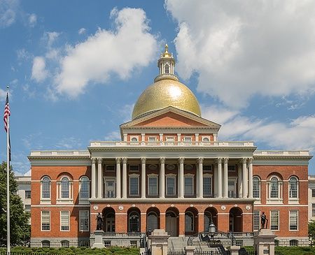 Massachusetts State House con la cupola dorata sul Boston Freedom Trail.