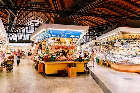 Bancarelle di frutta e verdura nel Mercato Santa Caterina a Barcellona.