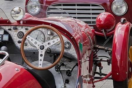Cruscotto di auto d'epoca rossa, Mille Miglia a Brescia, Italia.