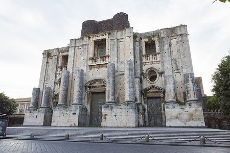 Monastero dei Benedettini a Catania con imponenti colonne.