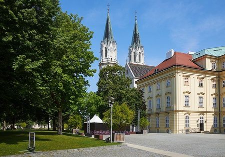Monastero di Klosterneuburg vicino a Vienna, con torri e giardino verde.