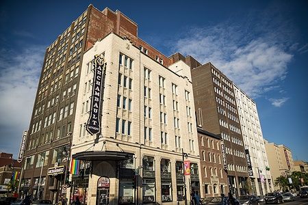 Una via con edifici storici e il negozio Archambault nel Gay Village di Montreal.