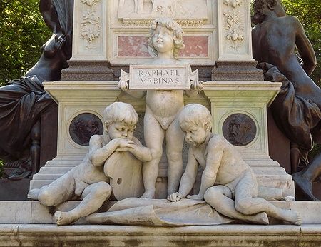 Dettagli del monumento a Raffaello a Urbino, con sculture di putti in marmo.