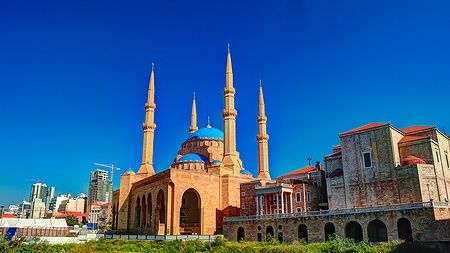 Moschea Mohammad Al-Amin a Beirut con cielo azzurro e minareti imponenti.