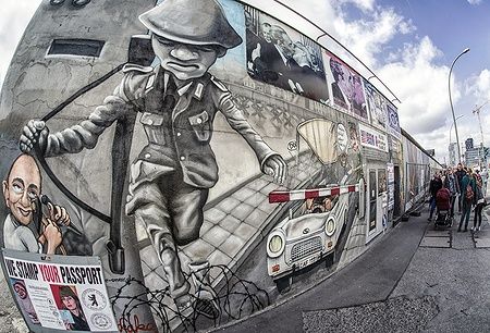 Murale colorato su un tratto del Muro di Berlino presso l'East Side Gallery.