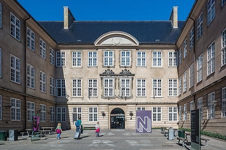 Facciata del National Museum of Denmark a Copenaghen con persone nel cortile.