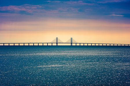 Il ponte di Øresund tra Copenhagen e Malmö sopra il mare.