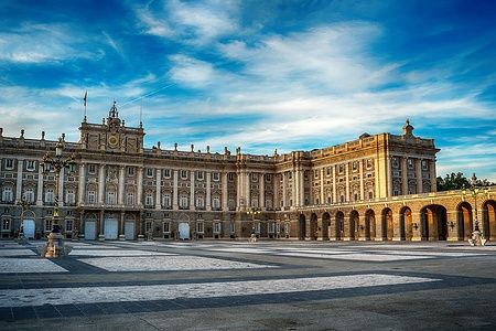 Palazzo Reale di Madrid al tramonto con cielo azzurro.