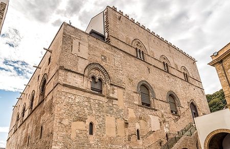 Palazzo Steri Chiaramonte a Palermo con finestre bifore e intarsi di pietra lavica.