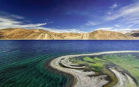 Lago Pangong a Ladakh con bellissime sfumature d'acqua e montagne sullo sfondo.