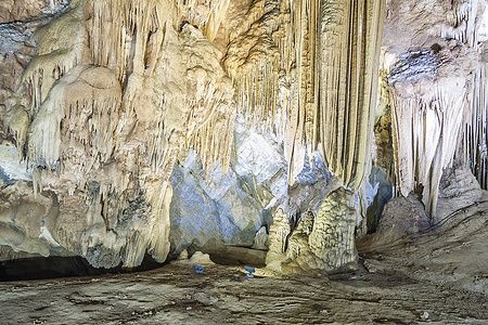 Interno della grotta Paradise a Phong Nha-Ke Bang, con stalattiti e stalagmiti.
