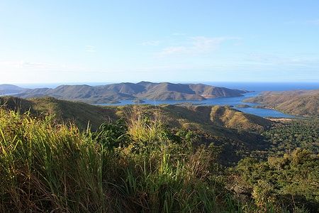 Vista panoramica sul Parco Nazionale Mochima in Venezuela con isole e mare.