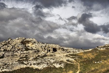 Paesaggio roccioso nel Parco della Murgia con cielo nuvoloso.