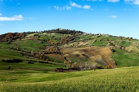 Vista autunnale del Parco Regionale del Sasso Simone, colline e campi.