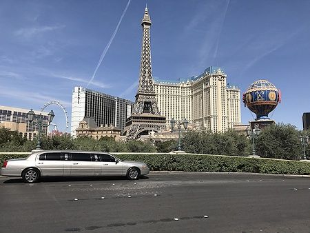 Limousine davanti al Paris Las Vegas con replica della Torre Eiffel.