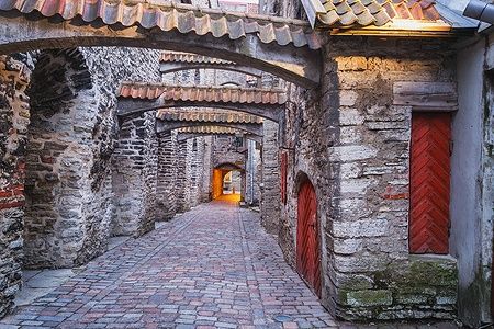 Passaggio di Santa Caterina nella città vecchia di Tallinn, Estonia, di notte.