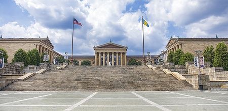 Il Philadelphia Museum of Art con i famosi Rocky Steps di fronte.