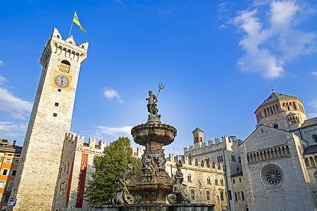 Piazza Duomo a Trento con la Torre dell'Orologio e la Fontana del Nettuno.