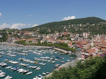 Porto di Lerici con barche e colline verdi sullo sfondo.