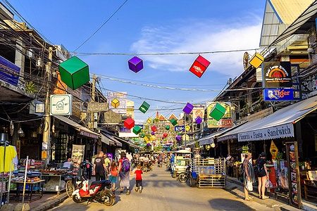 Pub Street a Siem Reap con persone e colorate decorazioni sospese.