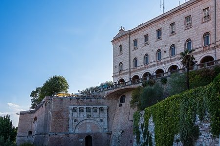 Rocca Paolina e Porta Marzia a Perugia con cielo blu.
