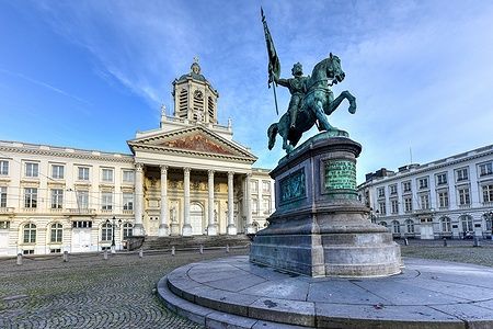 Statua di Goffredo di Buglione e Chiesa di Saint Jacques-sur-Coudenberg a Bruxelles.