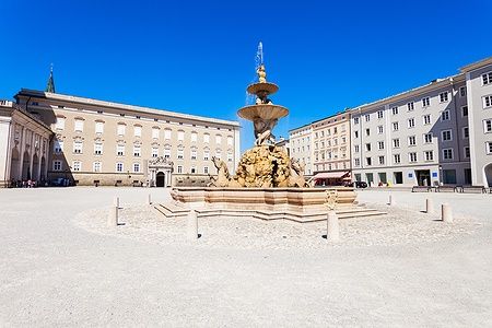 Residenzbrunnen e Palazzo Residenziale nella Residenzplatz di Salisburgo.