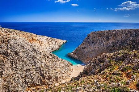 Seitan Limania beach a Creta con acque turchesi e alte scogliere rocciose.