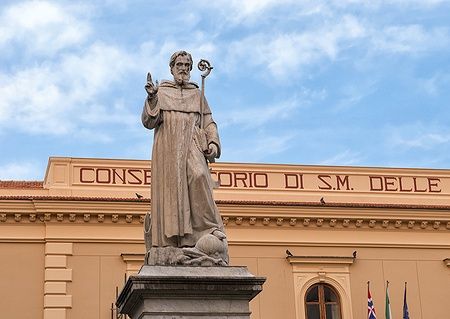 Statua di Sant'Antonino Abate davanti al Conservatorio di S.M. delle Grazie a Sorrento.