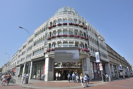 Facciata del Stephen's Green Shopping Centre a Dublino con persone di fronte.