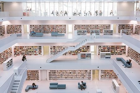 Interno della Biblioteca Civica di Stoccarda con scaffali e lettori.