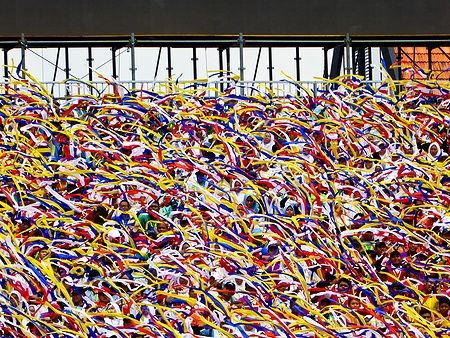 Studenti a Kuala Lumpur celebrano Hari Merdeka con nastri colorati a Piazza Merdeka.