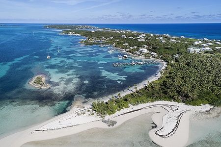 Veduta aerea di Tahiti Beach e Elbow Cay ad Abaco, Bahamas, con mare cristallino e spiagge bianche.