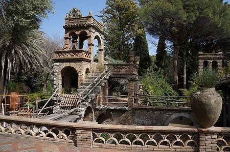 Edificio antico nei giardini della Villa Comunale di Taormina, Sicilia.
