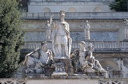 Statua della dea Roma tra Tevere e Aniene sulla Terrazza del Pincio.