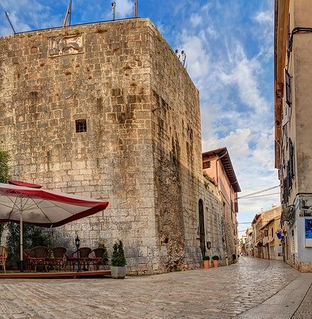 Torre Pentagonale e strada acciottolata a Porec, Croazia.