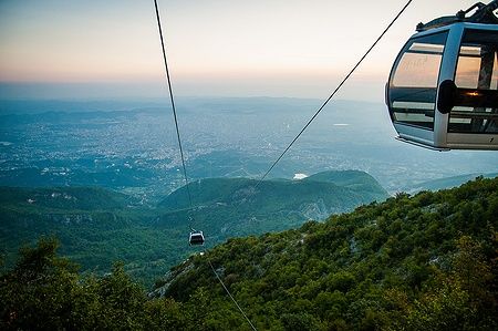 Vista panoramica su Tirana dal monte Dajti al tramonto con la funivia.