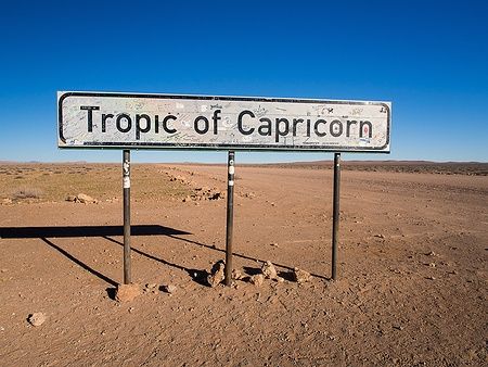 Cartello stradale del Tropico del Capricorno nel deserto namibiano.