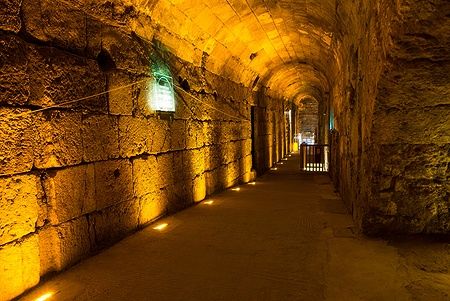 Tunnel di pietra illuminato nei Tunnels del Muro Occidentale di Gerusalemme.