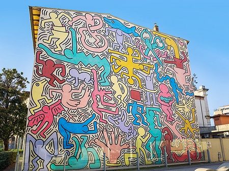 Murale colorato "Tuttomondo" di Keith Haring a Pisa, Italia.