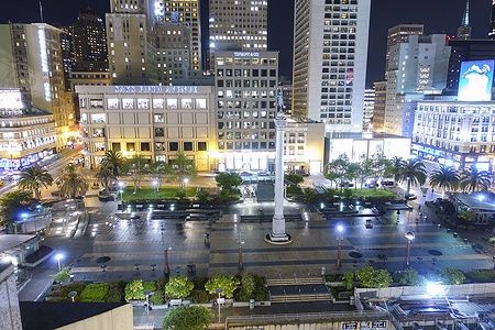 Veduta notturna di Union Square illuminata a San Francisco.