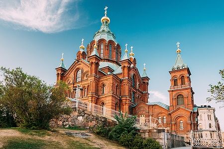 La cattedrale di Uspenski a Helsinki in una giornata estiva, vista dalla collina.