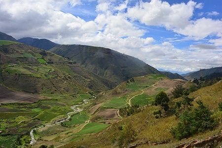 Valle verde a Los Paramos, vicino a Merida, Venezuela, con colline e campi.