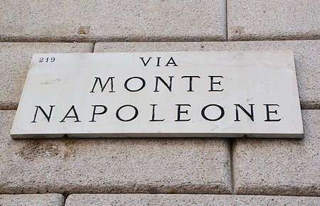 Insegna di Via Monte Napoleone a Milano, famosa per moda e lusso.