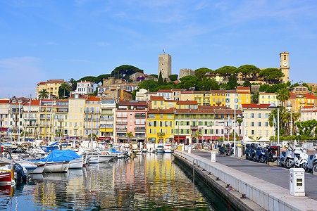 Il Vieux Port di Cannes con Le Suquet sullo sfondo.