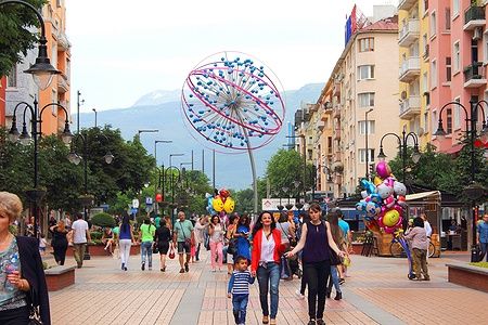 Famiglie celebrano la Giornata dei Bambini su Vitosha boulevard, Sofia, Bulgaria.